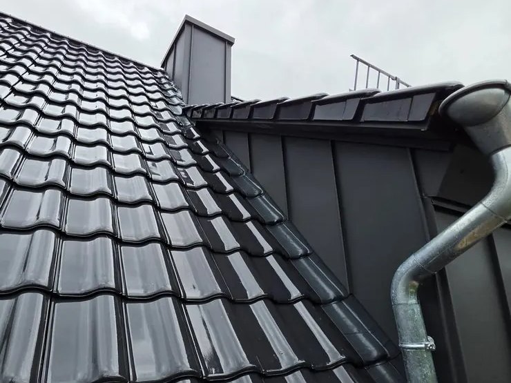 Präzise Dacheindeckung mit Metallanschlüssen