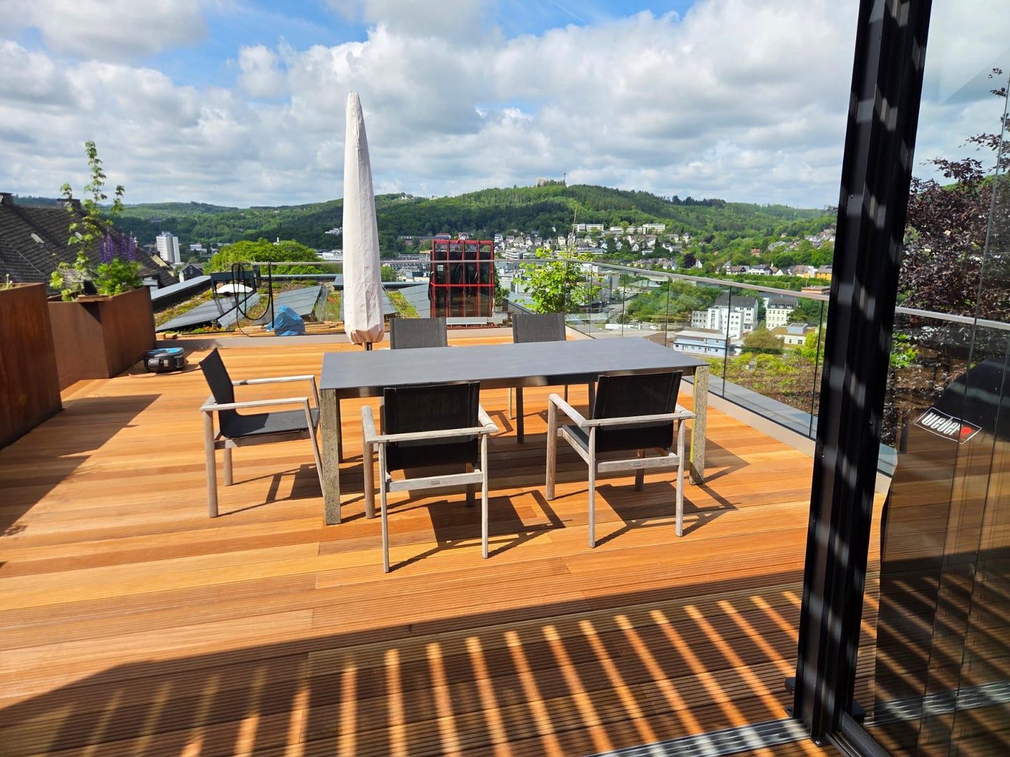 Dachterrasse mit Bangkirai-Belag und Blick über das Tal