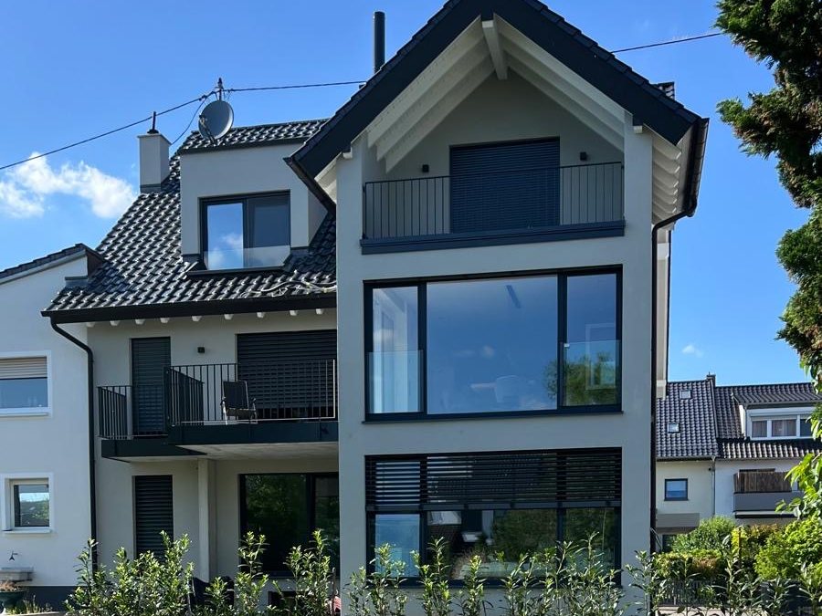 Wohnhaus mit gro&szlig;en Fensterfronten, Balkonen und neu angelegtem Garten