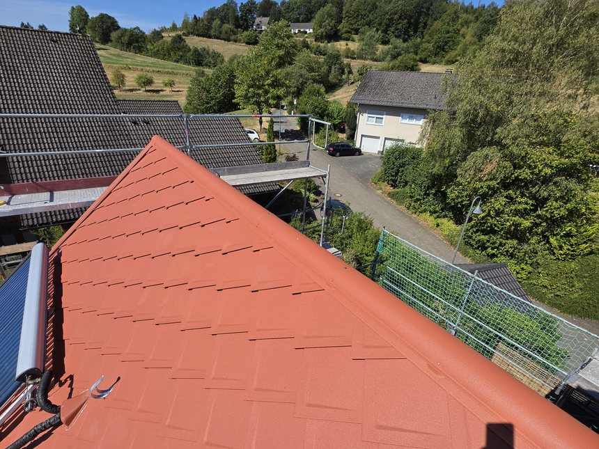 Blick über die neu eingedeckte Dachfläche mit Firstabschluss