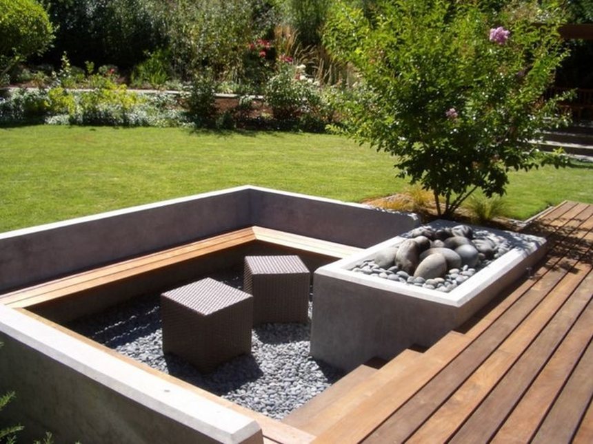 Senkgarten mit eingelassener Lounge und Bepflanzung
